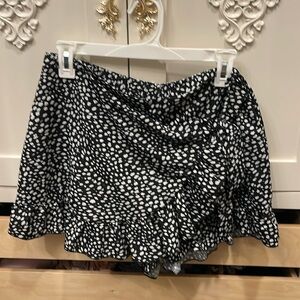 Short skort with a side tie.